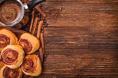 Kahve ile rulo tarçın. Arka plan.