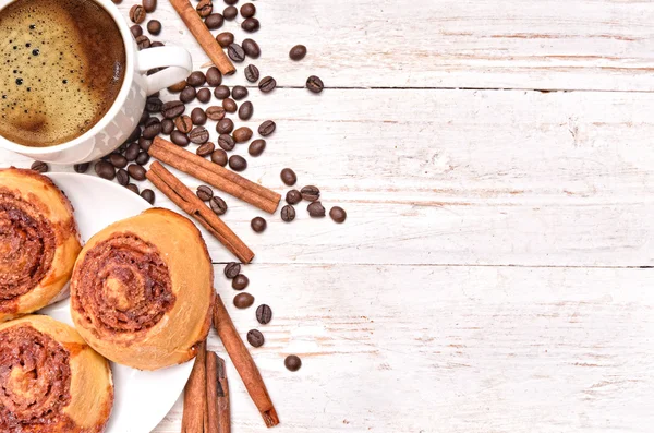 Zimtbrötchen mit Kaffee. Hintergrund. — Stockfoto
