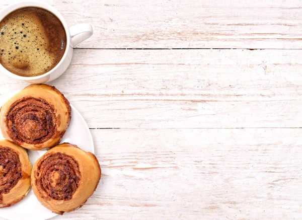 Zimtbrötchen mit Kaffee. Hintergrund. — Stockfoto