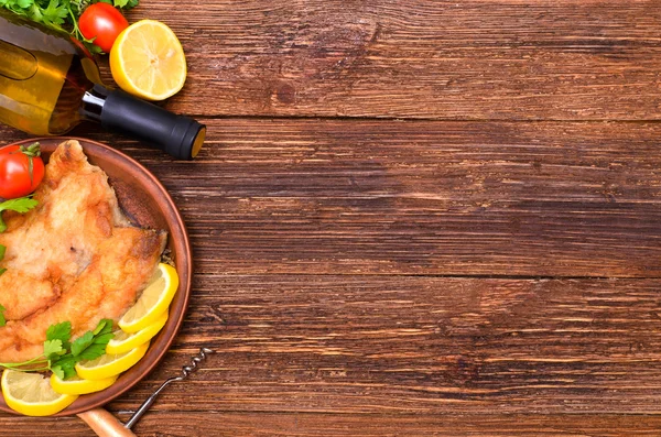 Филе жареной рыбы с помидорами и лимоном . — стоковое фото