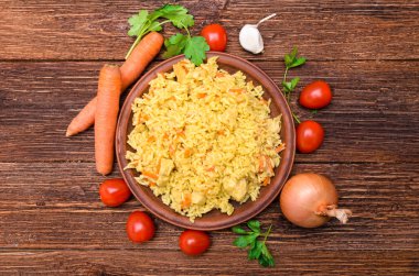 Ahşap bir masa tabağa pilav.