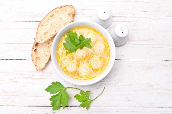 Suppe mit Hühnerfrikadellen. — Stockfoto