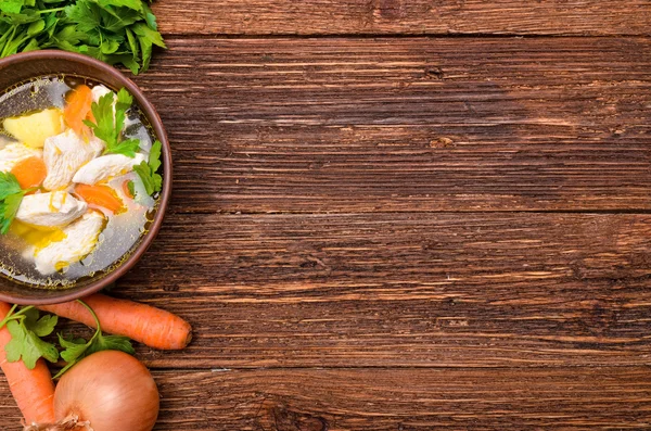 Sopa com frango e legumes. Contexto . — Fotografia de Stock