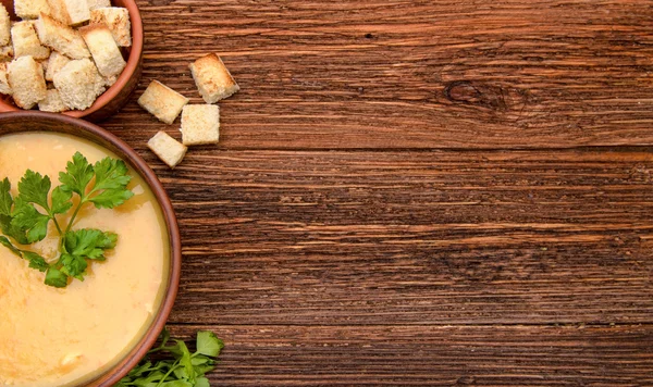 Sopa de guisantes con croutons. Contexto . — Foto de Stock