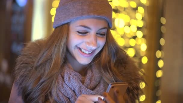 Genç kız cep telefon sohbet — Stok video