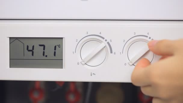 La mano femenina incluye caldera de calefacción de la casa — Vídeos de Stock