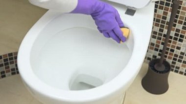 El eldiven içinde tuvalet yıkar.