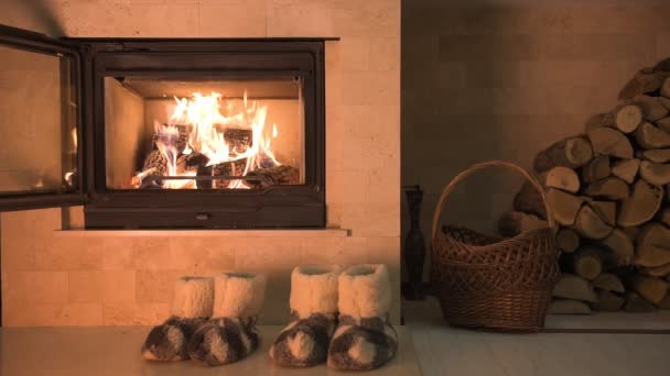 Accueil pantoufles près du feu 