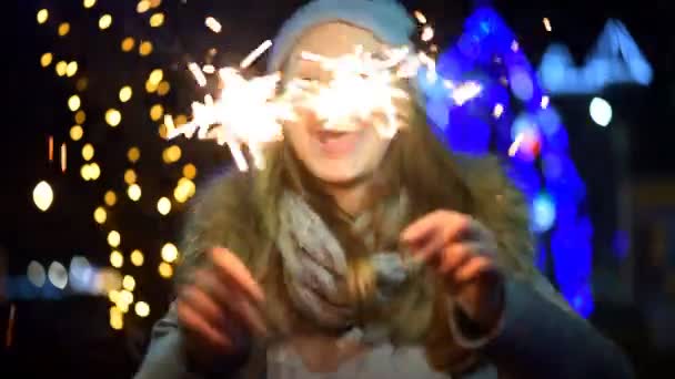 Gadis muda dengan sparkler — Stok Video