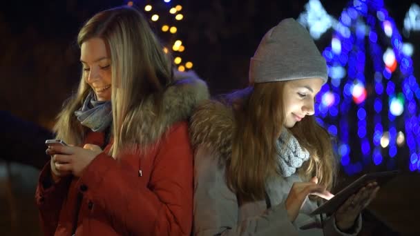 Chicas escribiendo en teléfonos móviles — Vídeos de Stock