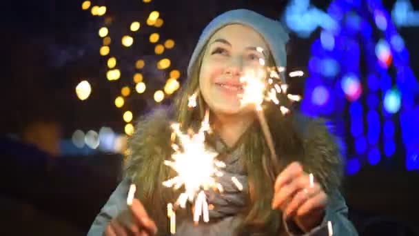 Jong meisje met een sparkler — Stockvideo