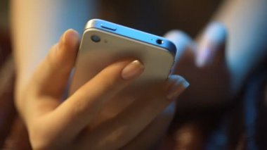 Cep telefonu kullanarak erkek.