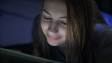 Dijital tablet bir film izlerken.