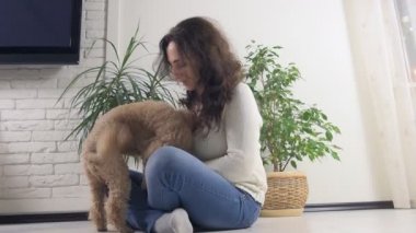 Kadın köpeğini evde katta ile.