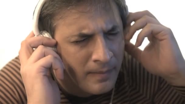 Hombre con auriculares al escuchar la música . — Vídeo de stock