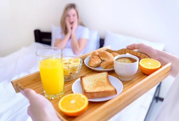 Frühstück zum Bett serviert. — Stockfoto