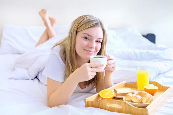 Desayuno servido en la cama . — Foto de Stock