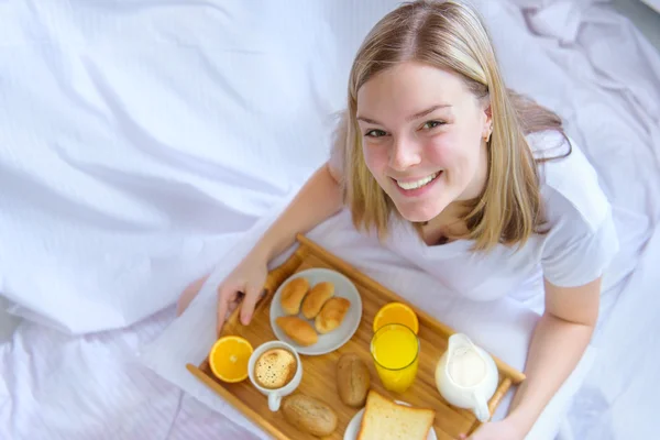 Breakfast served to bed. — Stock Photo, Image