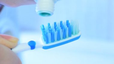 Erkek diş fırçası üzerinde koyarak diş macunu eller