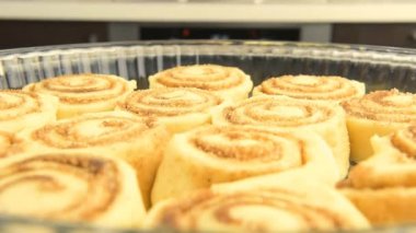 Bakış açısı: tarçın rulo sıcak fırına koymak ediliyor.