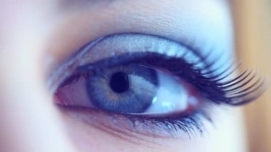 Kadın mavi göz açma.