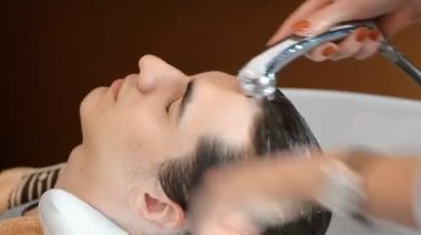 Bir berber dükkanı erkek saç yıkama erkek Kuaför