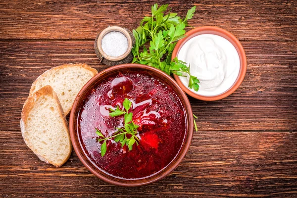 Schüssel Rote-Bete-Suppe. — Stockfoto