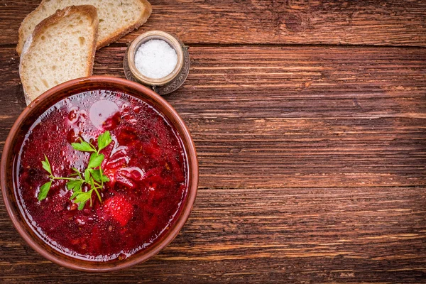 Uma tigela de sopa de beterraba vermelha. Contexto . — Fotografia de Stock