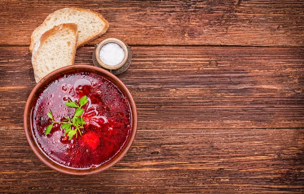 Uma tigela de sopa de beterraba vermelha. Contexto . — Fotografia de Stock