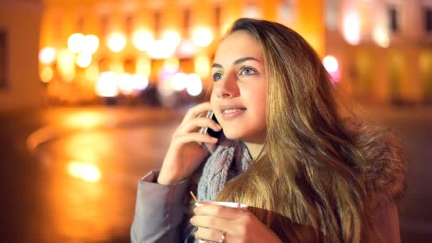 Menina bonita falando em um smartphone — Vídeo de Stock