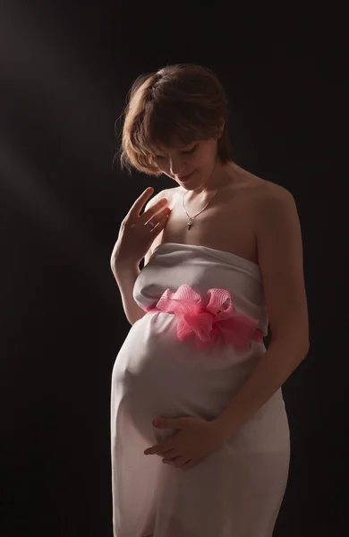 Wanita hamil di latar belakang gelap — Stok Foto