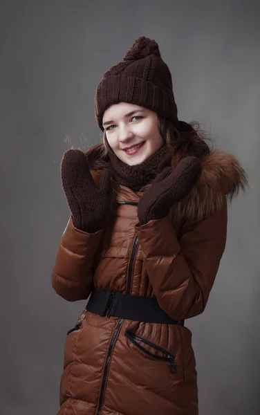 Gyönyörű lány téli ruhákban — Stock Fotó