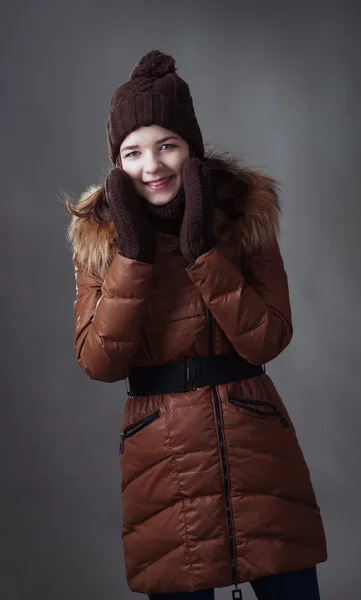 Piękna dziewczyna w zimowych ubraniach — Zdjęcie stockowe