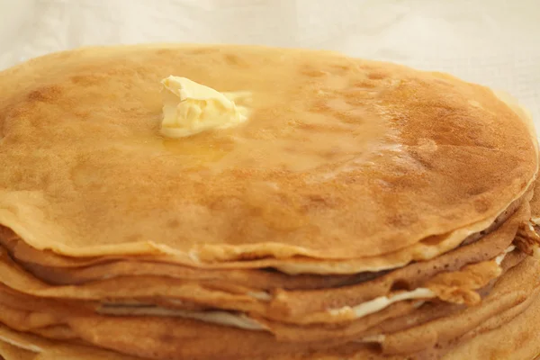 Butter auf Pfannkuchen — Stockfoto