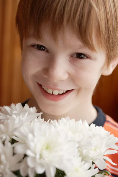 Niño con flores — Foto de Stock