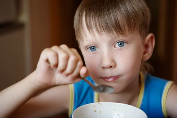 Niño comiendo — Foto de Stock