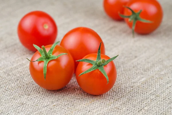 Tomates cereja frescos maduros em tecido grosso — Fotografia de Stock