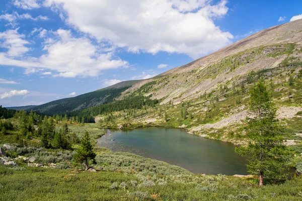 Zomer berg landschap: Deep koude Tarn — Stockfoto