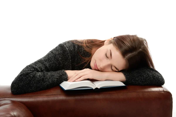 Mujer joven con libro apoyado en muebles de cuero —  Fotos de Stock