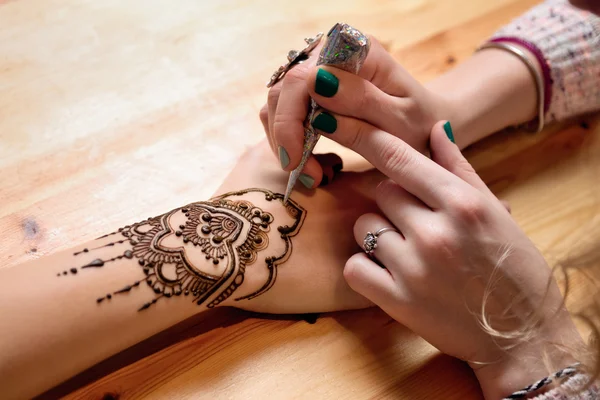 한편 젊은 여자 mehendi 아티스트 그림 헤 너 스톡 사진