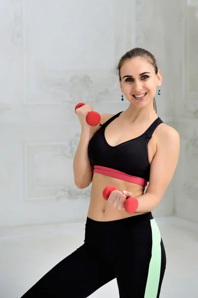 Mujer atlética joven haciendo ejercicios — Foto de Stock