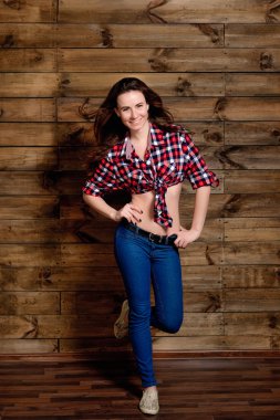 Genç kadın stüdyoda poz