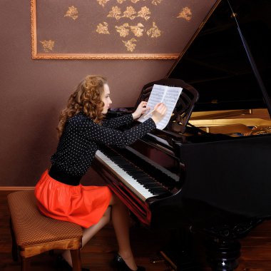 Genç kadın müzisyen müzik kitap kurşun kalemle yazar.