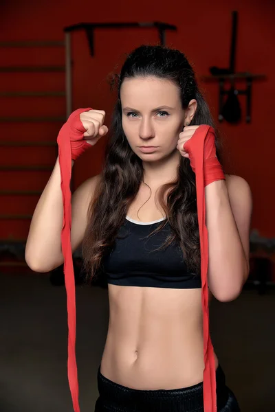 Entraînement de jeune femme dans la salle de gym — Photo