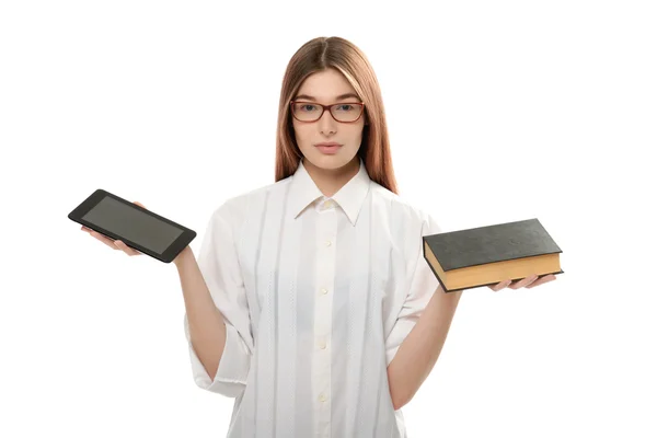 Mladá žena s knihou a tablet — Stock fotografie