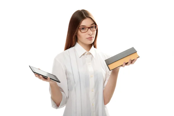 Mujer joven con libro y tableta —  Fotos de Stock