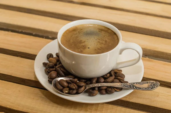 Kahve Kupası ve tahıl yemek üzerinde.