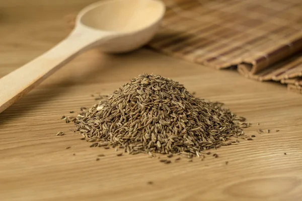 Comino de especias en una mesa de madera . — Foto de Stock