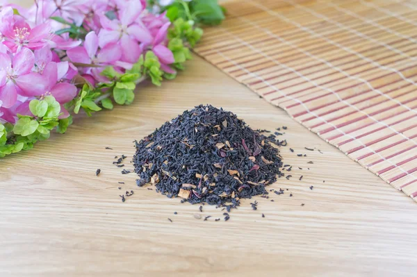 Blandning av svart te på ett bord med färger. — Stockfoto