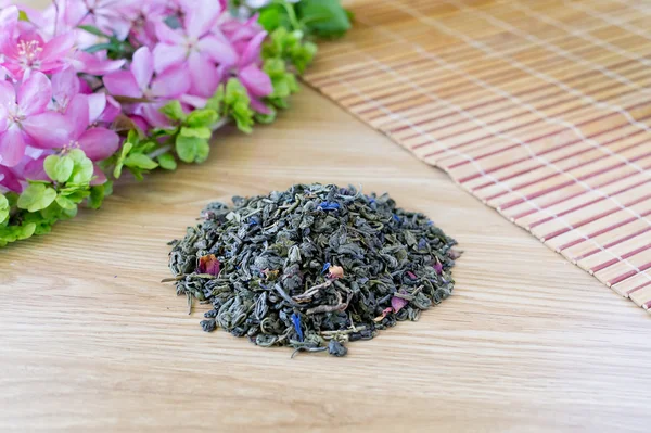 Mezcla de té verde sobre una mesa con colores2 . — Foto de Stock